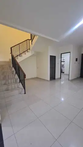 Rumah 2 Lantai Di Cluster  Harapan Indah 2 Bekasi Harga Nego