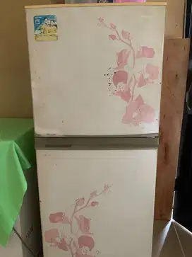 Dijual kulkas, freezer dan rak
