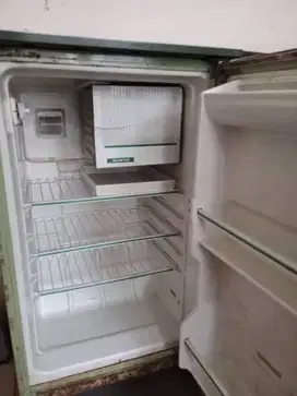 Kulkas satu pintu merk Sanyo. Usia lebih dari 30 tahun.