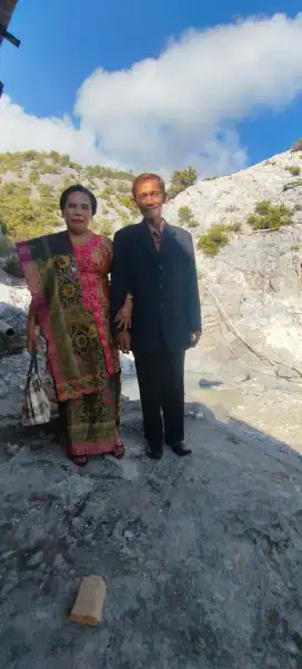 Karyawan buat di tempat pemandian air panas
