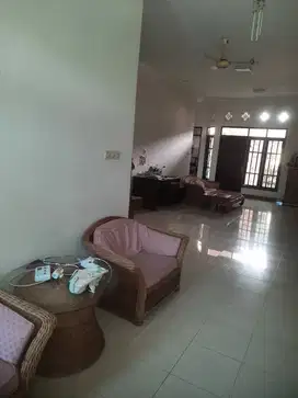 Sewa rumah semi furnished jl darmo baru timur