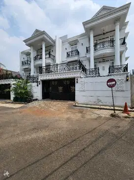 Dijual rumah baru design classik.private lift.pool.di cilandak