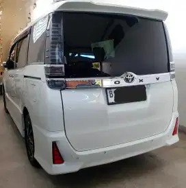 Warna favorit! Toyota Voxy 2.0 AT 2020 putih