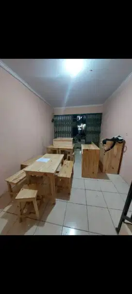 Meja bar, la i kasir dan kursi