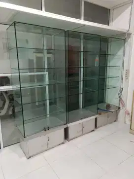 Entalase bekas apotik sudah tidak paki lagi