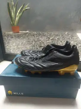 SEPATU BOLA MILLS ASTRO SPARTAN FG UK. 43