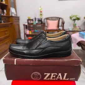 Sepatu Zeal Leather ART O2 Slip-On Warna Hitam Size 41 New
