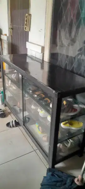 Tempat sepatu dari besi
