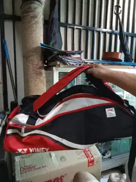 Tas tenteng bulutangkis