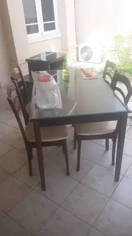 Meja makan 4 kursi..kondisi 90 % muluuss..