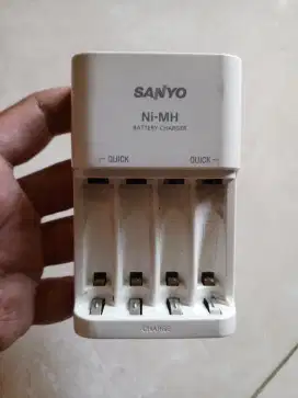 Sanyo Quick Charger Baterai AA/AAA