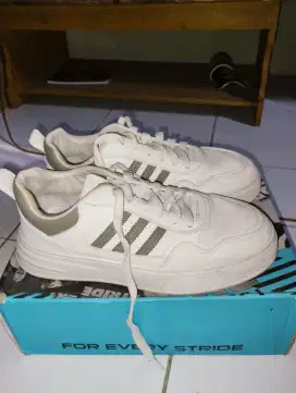 sepatu sport white colors