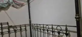 Ranjang inggris kuno kuningan