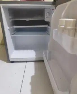 Kulkas polytron mini refrigerator 50L PRH 51
