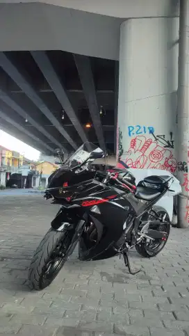 Yamaha R25 Hitam