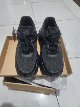 Sepatu Hitam astec
