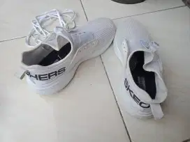 Sepatu Skechers Ori ya ,no 42 kondisi seperti di foto .