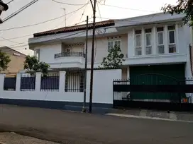 Rumah Mewah Hook Dua Lantai di Pejaten Barat Jakarta Selatan