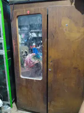 Lemari pakaian bekas