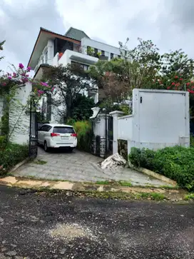 DIJUAL RUMAH VILLA SEMI FURNISHED HARGA HANCUR TERJUN BEBAS SENTUL