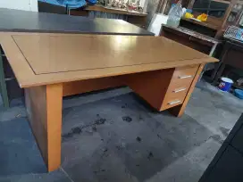 Meja besar  kokoh mulus
