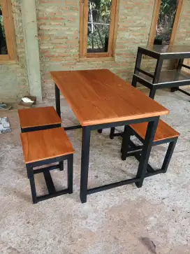 Meja plus empat kursi