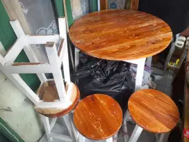 Meja makan kayu bundar dan 4 kursi