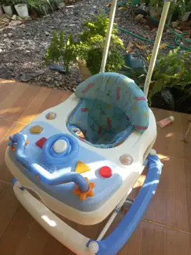 Baby walker atau kereta bayi