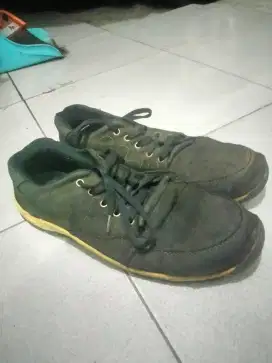 Sepatu safety sport