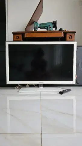 TV 32 inch FRAME PUTIH ORIGINAL