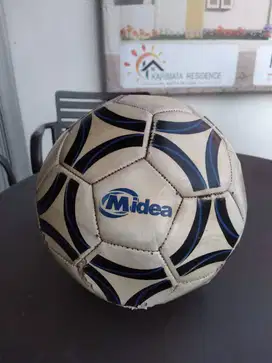 Bola Sepak Midea Bekas – Masih Bisa Dipakai Main Santai