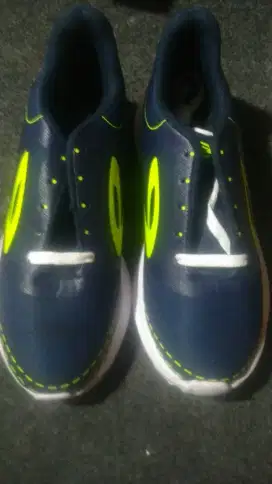 Sepatu olahraga