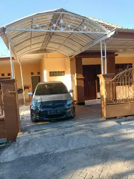 Desewakan rumah siap huni, luas, strategis, bisa untuk kantor