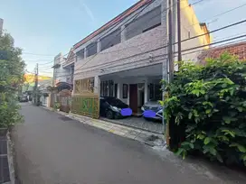 Disewakan 3 lantai LB 200 LT 135 KT 5 KM 4 di Pondok Bambu