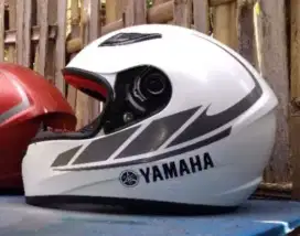 Helm yamaha full face size L masih bagus helem gak kepakai