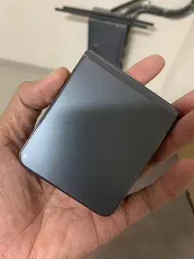 Samsung galaxy flip 5 grey