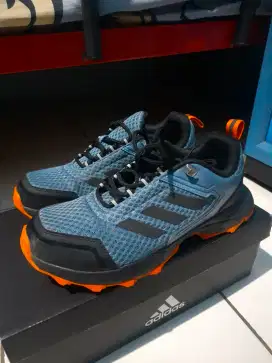 SEPATU TRAIL RUNNING