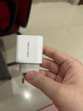 kepala charger merk vention putih
