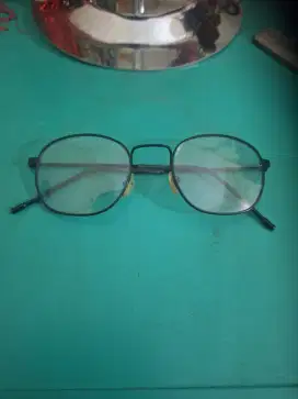 Kacmata branded 
Kacamta photocromic 
Warna hitam 
Limited edition 
Ba