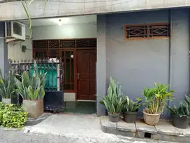 Dikontrakan Rumah 2 Kamar 1 AC Komplek DPR I Kebon Jeruk