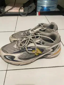 Sepatu NB 725 size 42