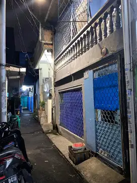 Dikontrakan rumah 3 lantai jelambar murah ( over kontrak 6bulan )