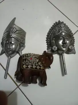 Plakat Tembaga.  Souvenir. Dan Patung Anak Gajah.