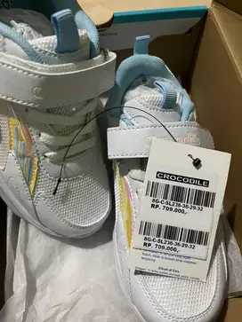 Sepatu anak brand Crocodile