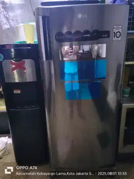 Kulkas merk LG .kondisi baik bagus mulus .