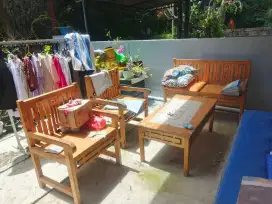 Kursi kayu dan meja