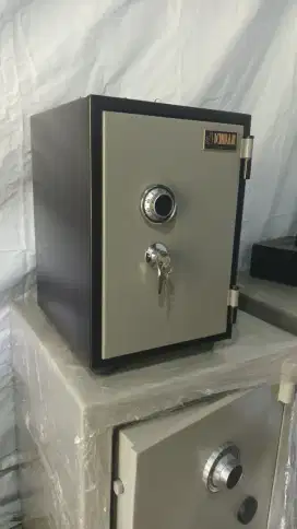 BRANKAS BRANGKAS BERDIRI TAHAN API,