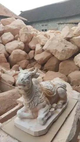 Kerajinan patung sapi dari batu alam