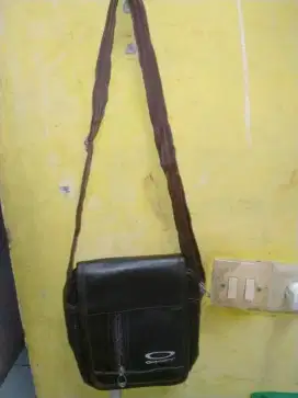 Tas selempang kecil sedang