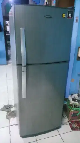 Dijual cepat dan murah kulkas Polytron body mulus siap pakai normal